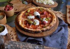Пицца с чоризо и халапеньо